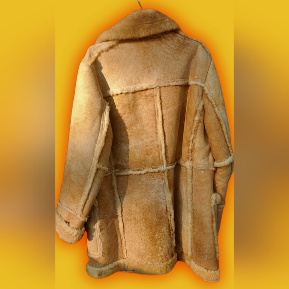 Genuine sheepskin/shearling jacket. Vintage 1970s. Size large. Mint. Canada made - Picture 2 of 3
